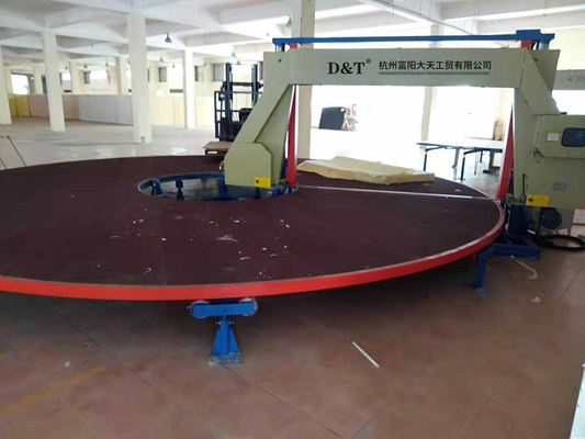 Machine automatique à couper la mousse horizontale à cinq pièces avec table de carrousel