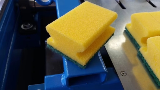 Machine de fraisage automatique continue à l'éponge pour les éponges abrasives de lavage de vaisselle