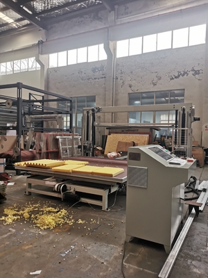 Machine de découpe de mousse à lame de scie à oscillation horizontale CNC pour éponge et PU flexible avec table rotative à courroie