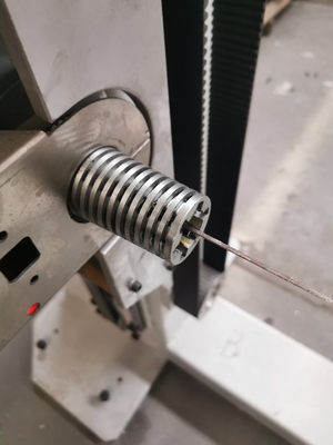 Machine de découpe de mousse à lame de scie à oscillation horizontale CNC pour éponge et PU flexible avec table rotative à courroie