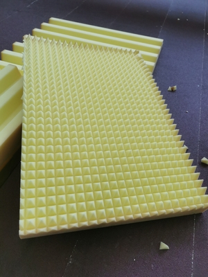 Machine de découpe de mousse à lame de scie à oscillation horizontale CNC pour éponge et PU flexible avec table rotative à courroie