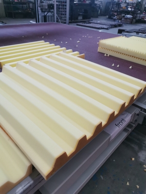 Machine de découpe de mousse à lame de scie à oscillation horizontale CNC pour éponge et PU flexible avec table rotative à courroie