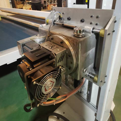 Machine à découper la mousse à double lame à oscillation CNC pour l'industrie de la découpe d'éponges flexibles