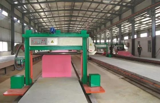 Machine de découpe d'éponges avancée avec rail de guidage du cadre principal et rail de raccordement électronique