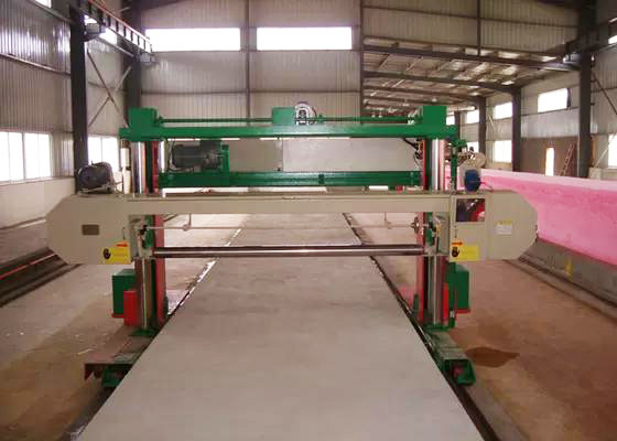 Machine de découpe d'éponges avancée avec rail de guidage du cadre principal et rail de raccordement électronique