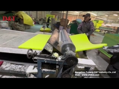 La machine à coller à l'aide d'une éponge de cuisine